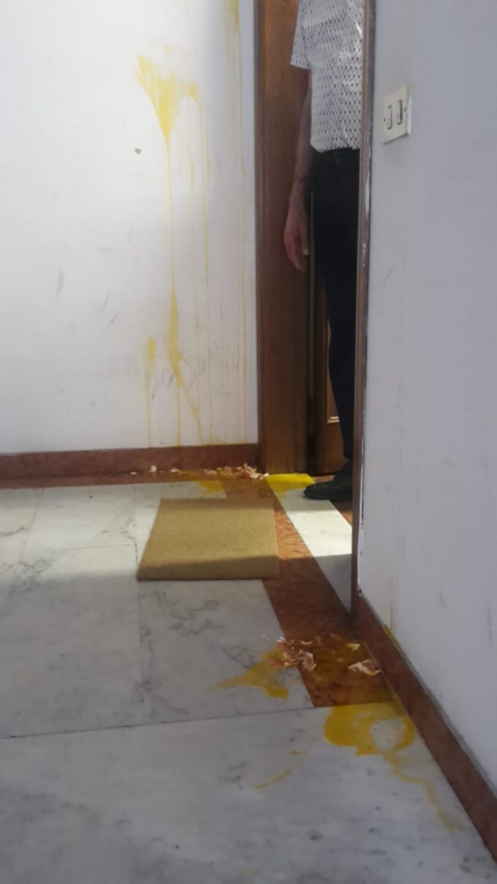 Atto vandalico alla sede del Pd provinciale