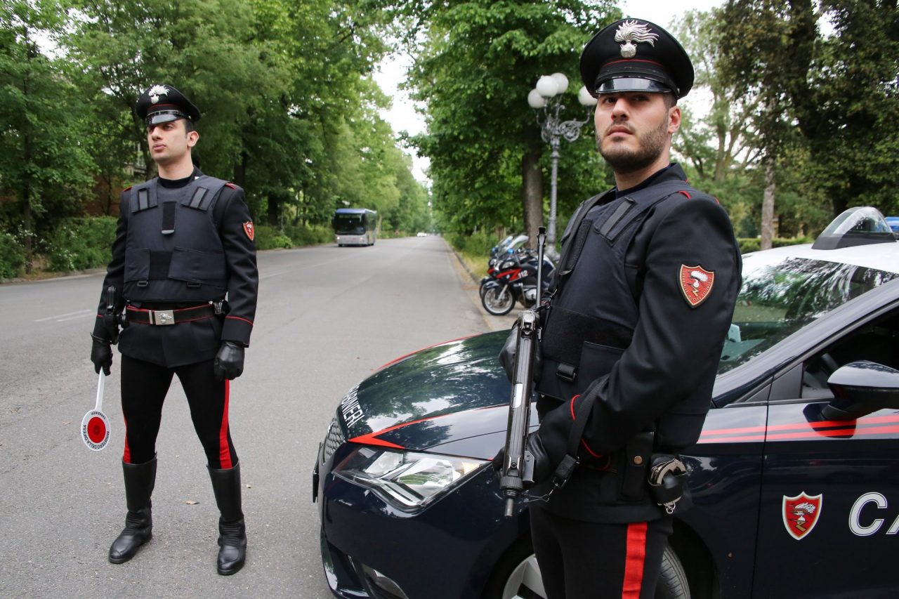 Ruba un cellulare da un auto, arrestato pregiudicato