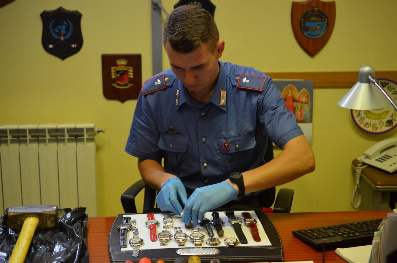 Furti nel senese, ritrovata l’auto della banda con orologi Cartier