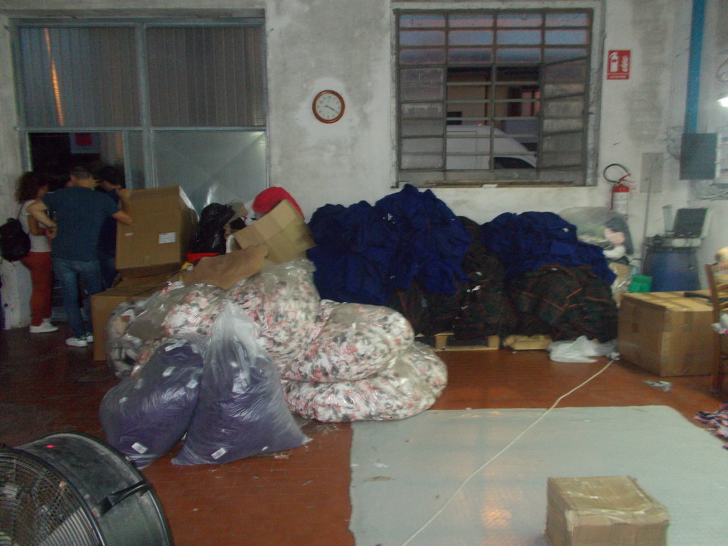 Lavoro nero e sfruttamento nel tessile a Prato: arrestata imprenditrice, dieci operai irregolari nascosti nel laboratorio