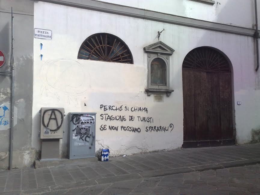 A Firenze scritta sui muri contro i turisti, la posizione di Progetto Firenze