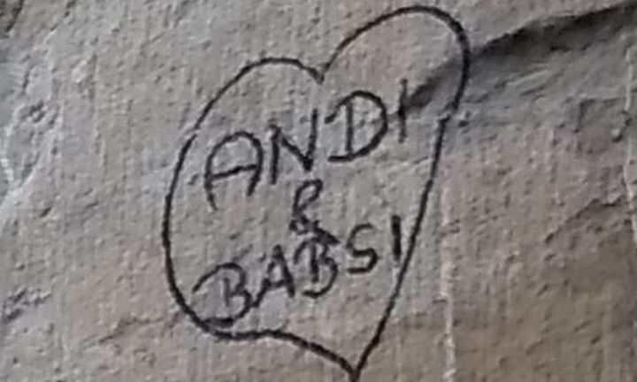 Atto vandalico: sposini scrivono col pennarello sul Ponte Vecchio