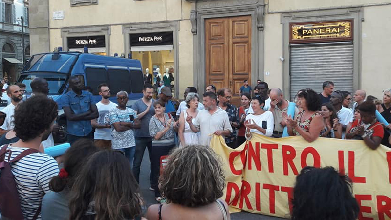 Presidio antirazzista a Firenze dopo gli spari contro un ragazzo di colore a Pistoia