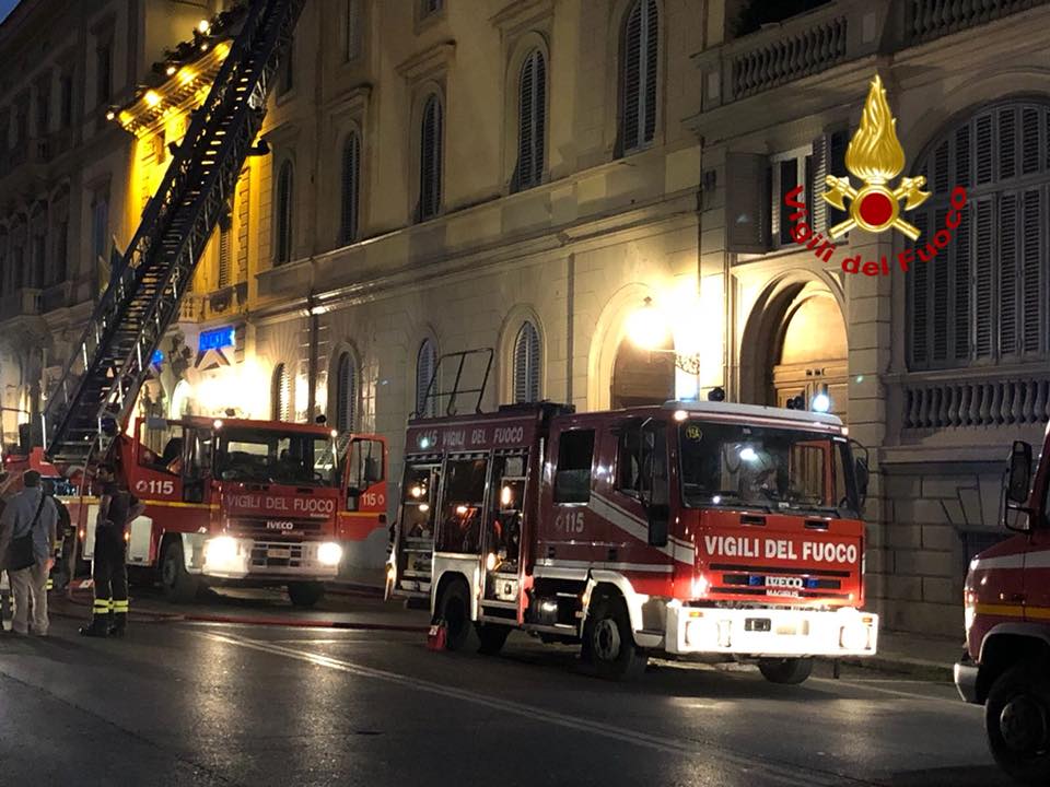Condizionatore in corto: incendio sul Lungarno Vespucci