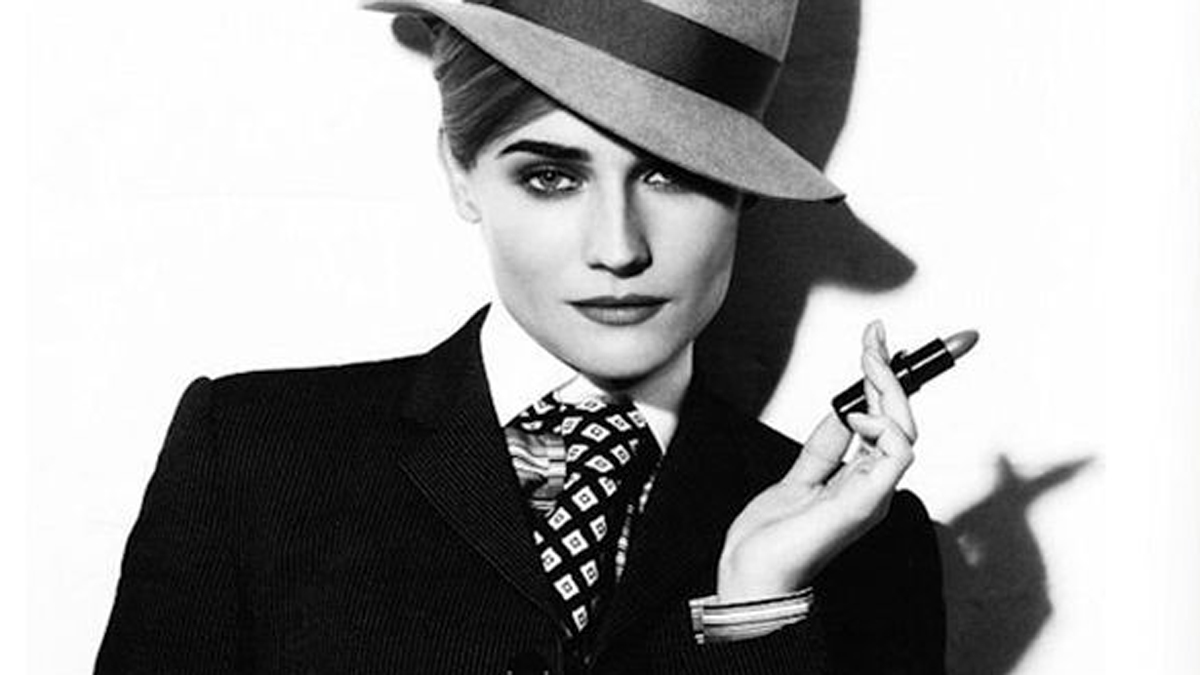 Donna travestita da uomo mette a segno colpo da film all’hotel di lusso