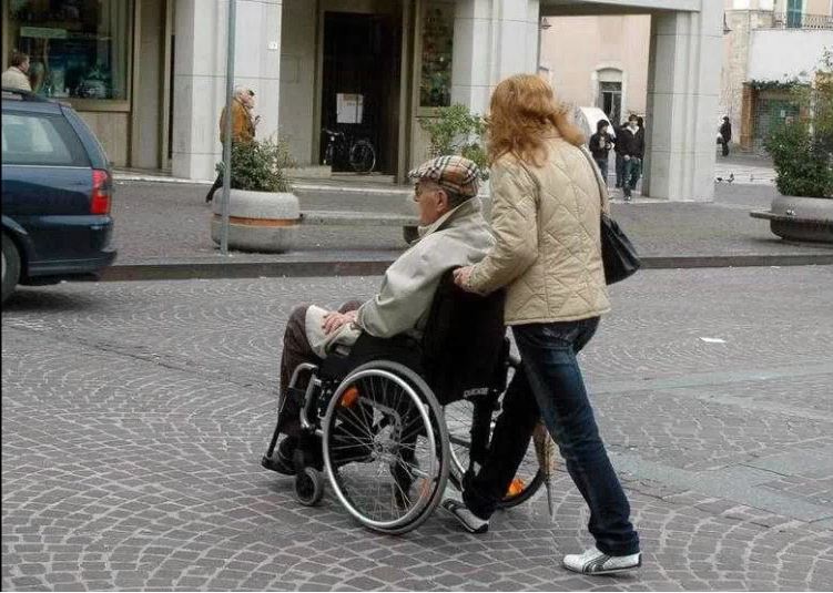 Evasione fiscale per un milione e mezzo di euro, la Finanza smaschera 25 tra colf e badanti