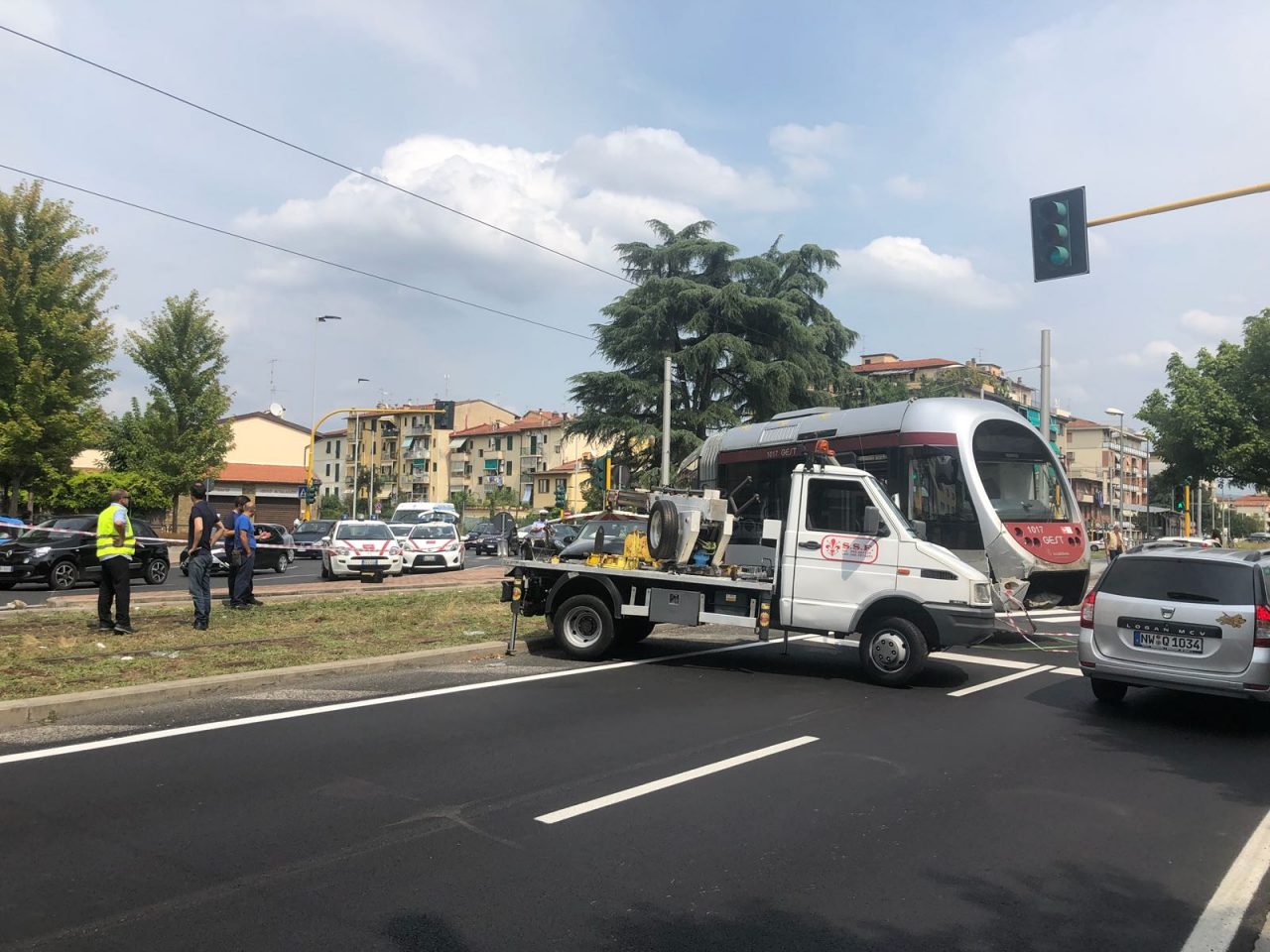 Piazza Batoni: incidente fra vettura e tramvia
