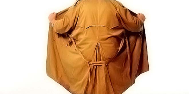 Mostra i genitali a tre ottantenni sedute in piazza: fermato