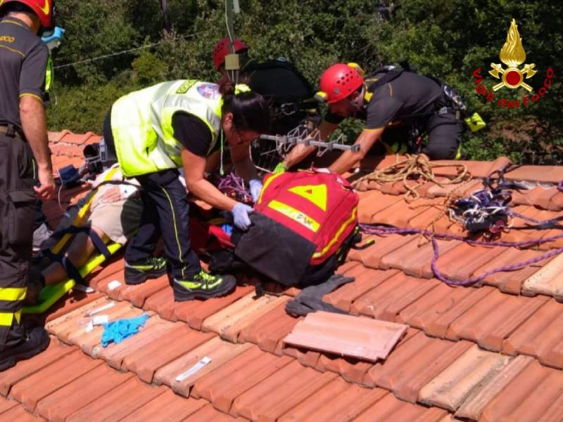 Malore mentre è sul tetto di casa: portato all’ospedale di Pistoia