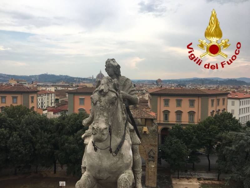 Paura a Firenze: fulmine colpisce statua dell’Arco di Lorena
