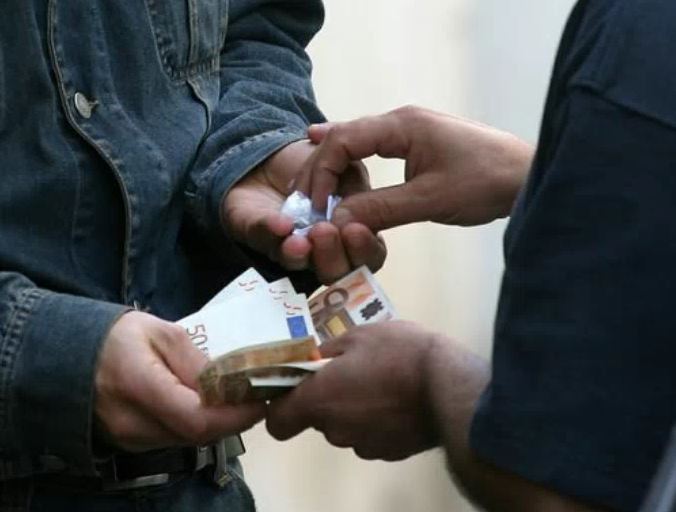 Sorpreso a spacciare a un minorenne. Arrestato