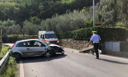 Abbagliato dal sole perde il controllo della macchina e va a sbattere contro un muro