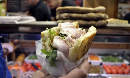 Multa a chi mangia un panino per le strade di Firenze