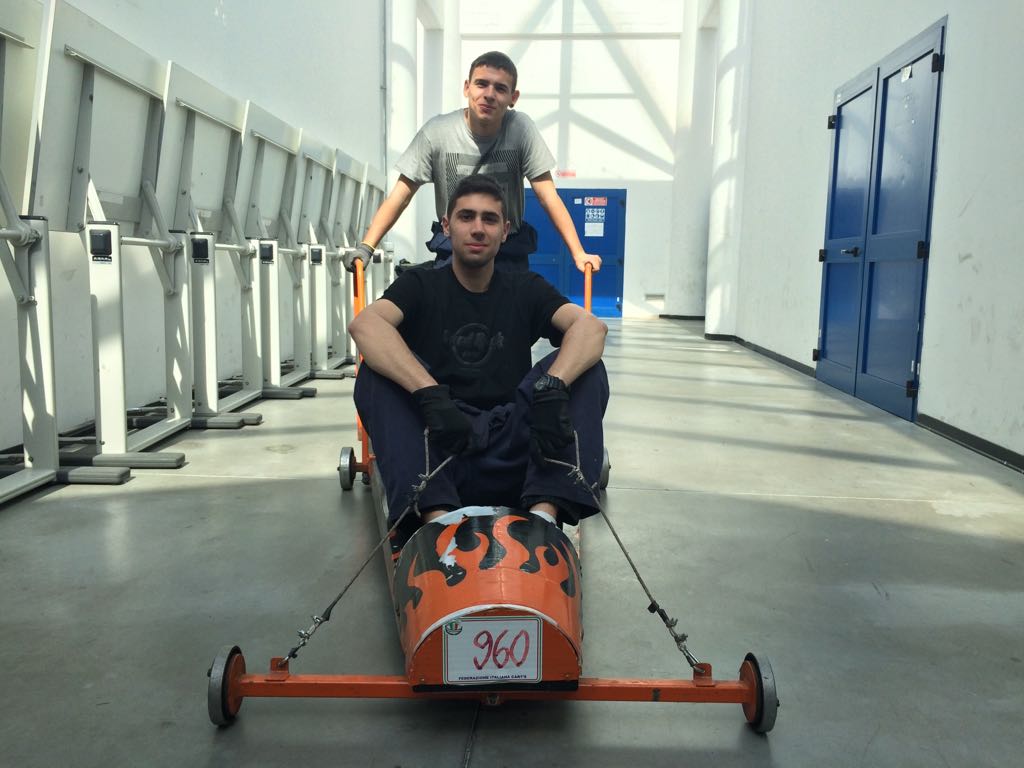 Studenti pratesi si sfidano nella gara dei carretti