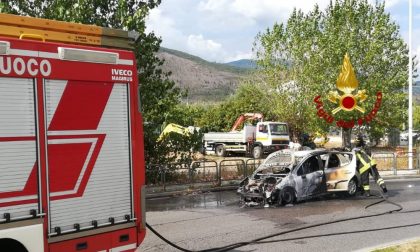 Auto a gpl si incendia: distrutta