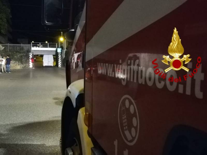Paura nel sottopasso: furgone incastrato