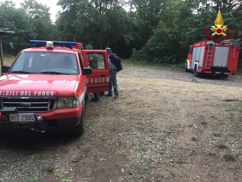 Si perde nel bosco: in soccorso anche l’elicottero