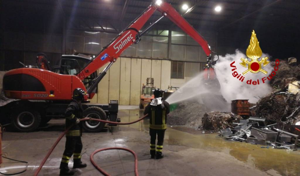 Paura all’interno di una ditta: si incendia materiale ferroso
