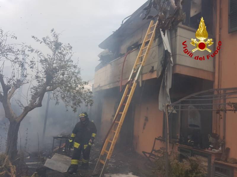 A fuoco una rimessa: due famiglie evacuate