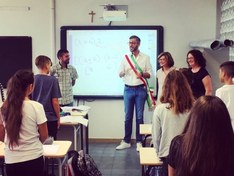 Primo giorno di scuola: il Sindaco in visita dagli studenti