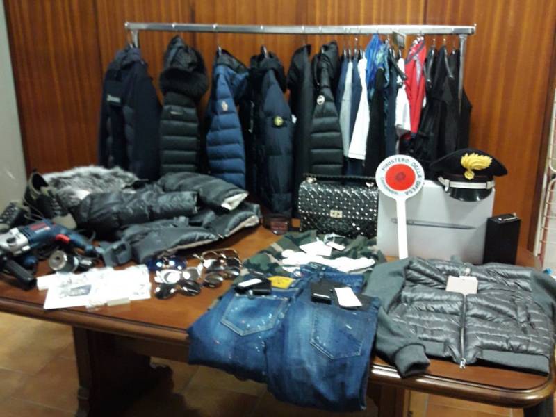 Denunciati madre e figlio per ricettazione abiti di lusso