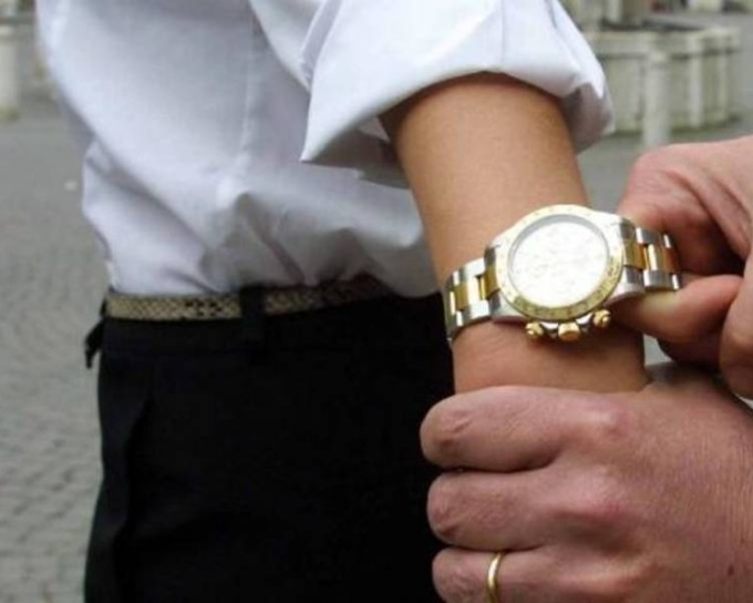 Rubano l’orologio dal polso a un anziano
