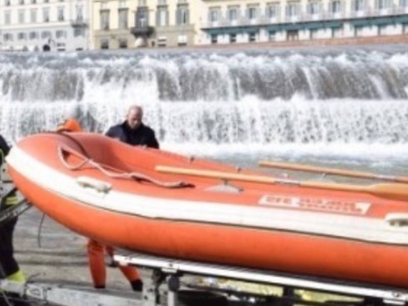 Ragazza cade in Arno