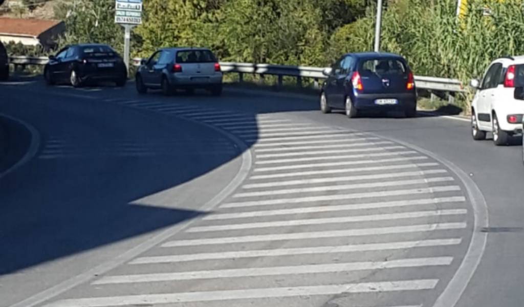 Incidente all’Isola: molte auto coinvolte