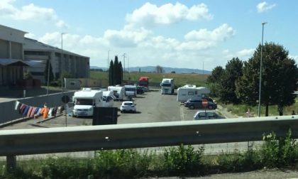 Torna l'accampamento nomadi nel parcheggio del ponte Einstein