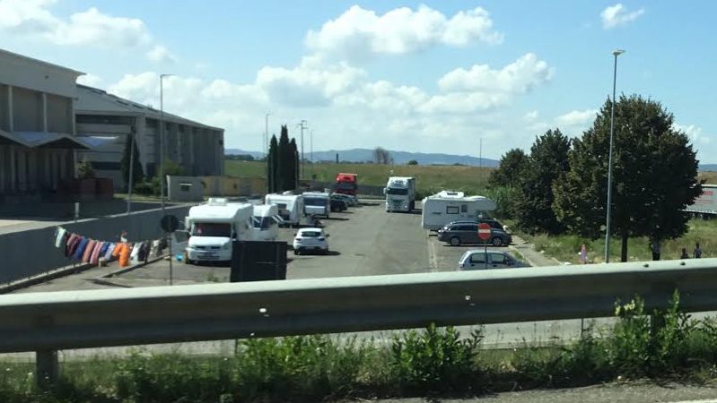 Torna l’accampamento nomadi nel parcheggio del ponte Einstein
