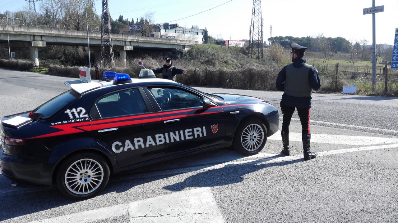 Coltelli proibiti: denunciati due napoletani