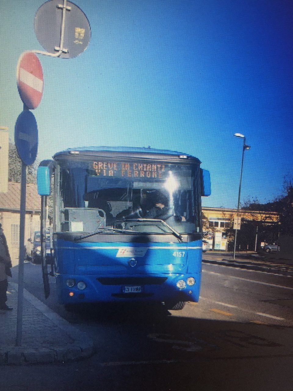 Ingiurie e minacce all’autista del bus