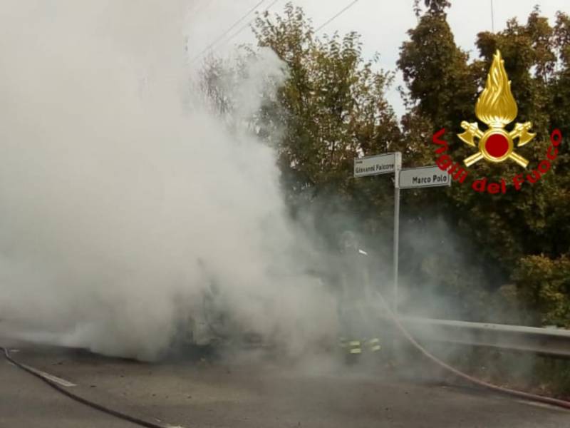 A fuoco un’auto sul viadotto Marco Polo