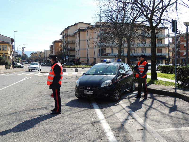 Una mazza da baseball in ferro nell’auto: denunciato 20enne pratese