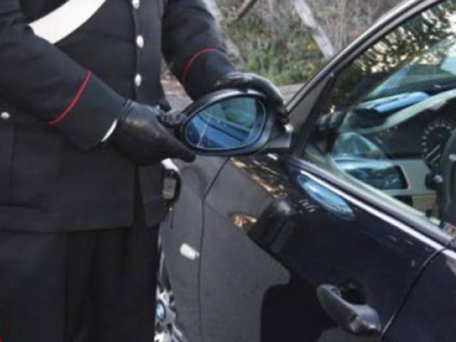 Tenta la truffa dello specchietto sulla FI-PI-LI. Fermato da un Carabiniere fuori servizio