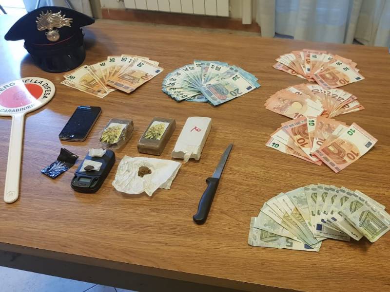 Studente pratese di buona famiglia spacciava ai coetanei della provincia