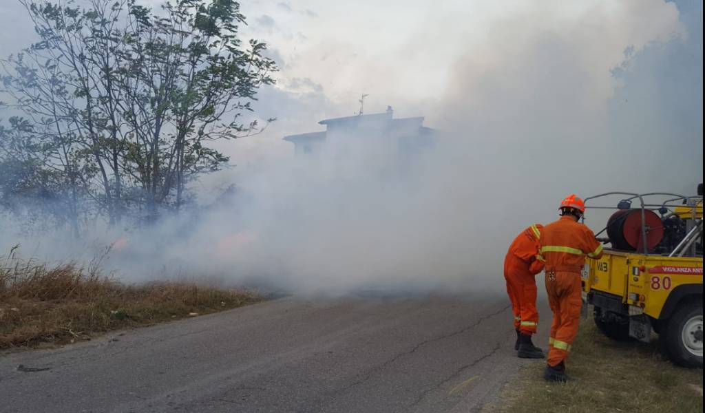 Incendio a Campi Bisenzio: paura per alcune case