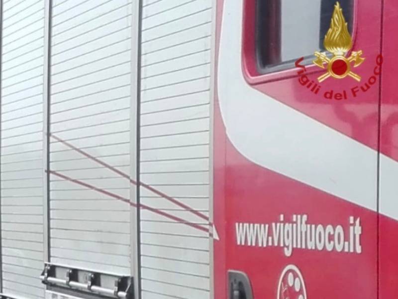 Incastrato nello spremiagrumi: barista soccorso dai vigili del fuoco