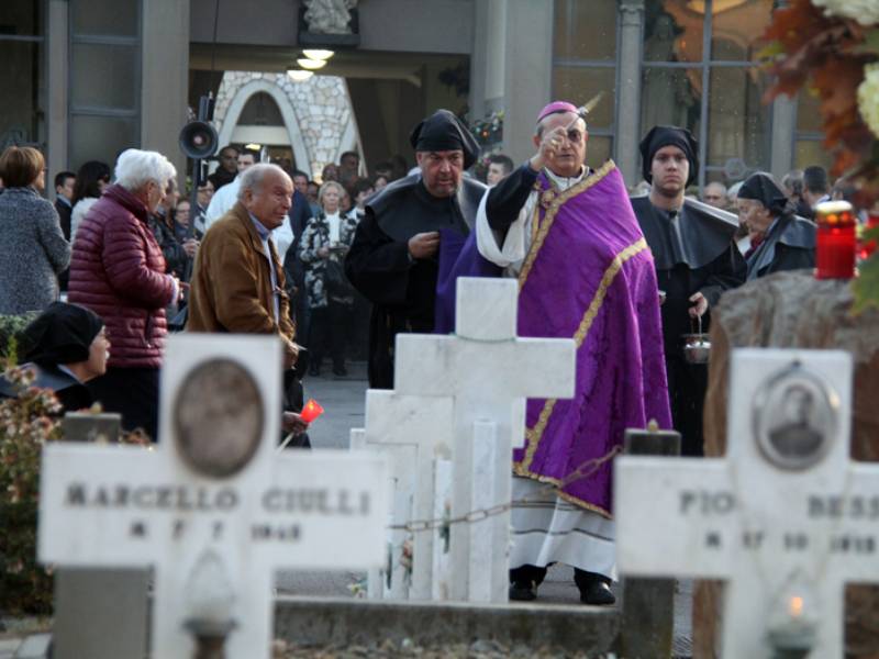 Tutti i santi e commemorazione dei defunti: la messa del Vescovo e le benedizioni