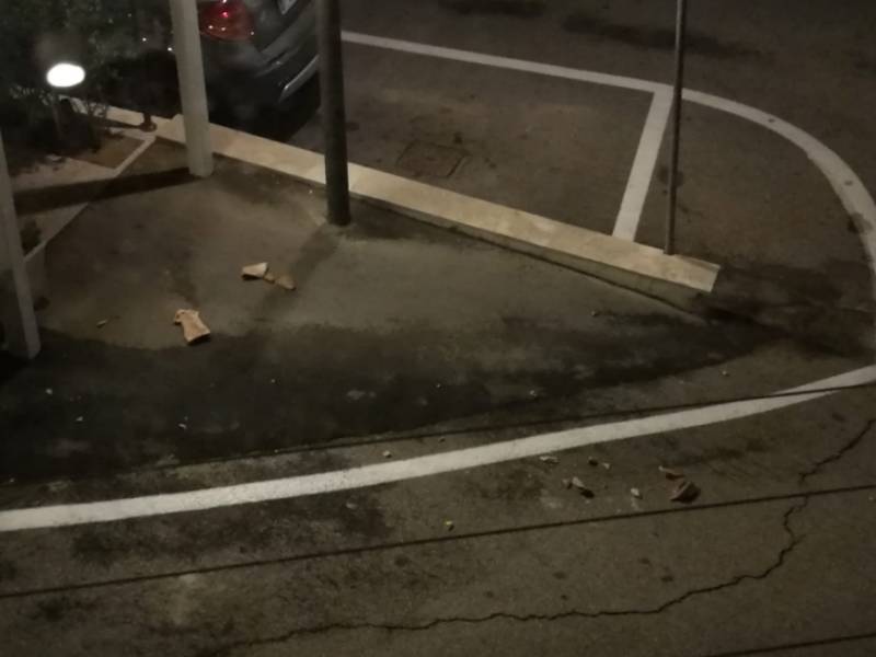Raffiche di vento in Val di Bisenzio: alberi e tegole cadute in strada