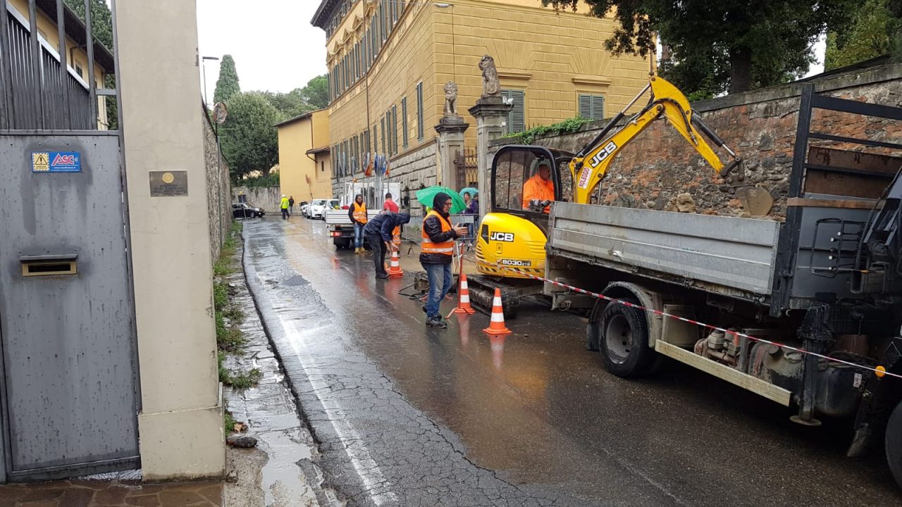 Si rompe tubo dell’acqua, caos in via Bologna