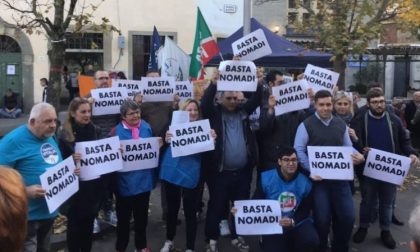 Una manifestazione a Campi per dire basta ai nomadi