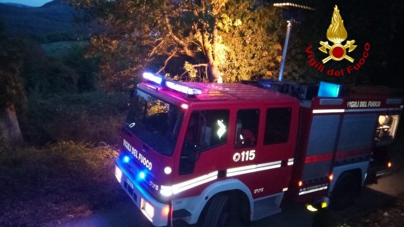 Marito e moglie finiscono in un dirupo con l’auto: l’uomo è morto