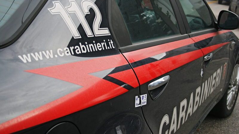 Ruba un giaccone e tenta la fuga, arrestato