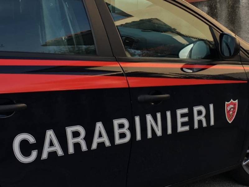 Ruba un videoproiettore: denunciato un 40enne