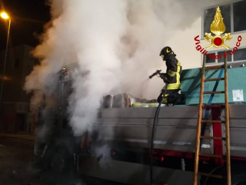 Autotreno a fuoco nella notte: paura a Monsummano