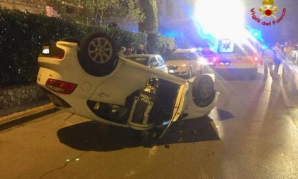 Auto si ribalta in mezzo di strada a Buggiano (Pistoia)