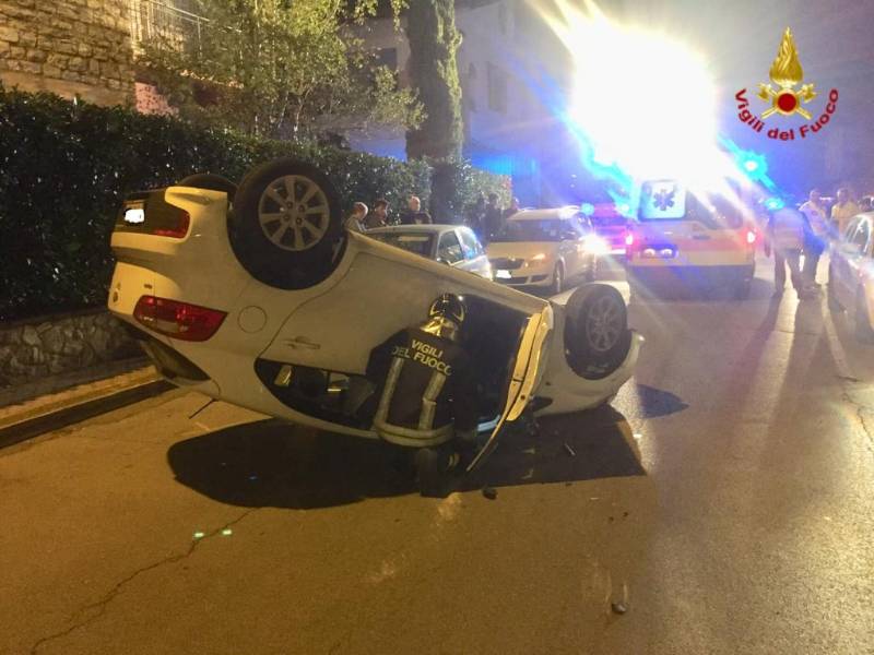 Auto si ribalta in mezzo di strada a Buggiano (Pistoia)