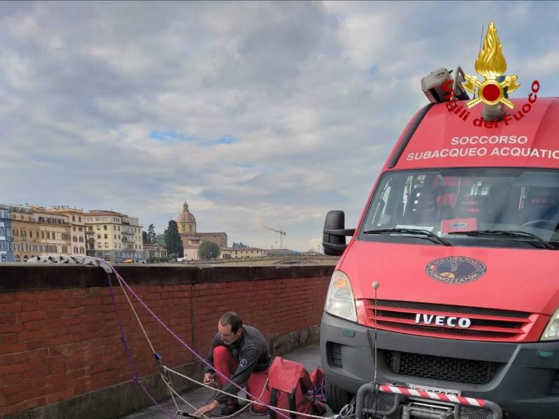 Turista perde la borsa in Arno: la recuperano i vigili del fuoco
