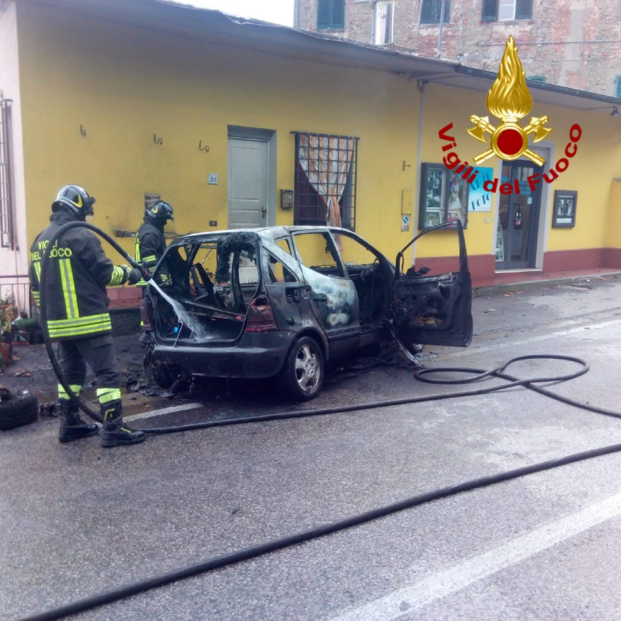 Auto in fiamme in località Ponte all’Abate